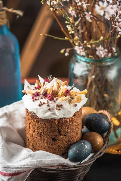 Şekerlenmiş meyve ile lezzetli tatlı Paskalya kek, çikolata ve boyalı yumurta sepeti 