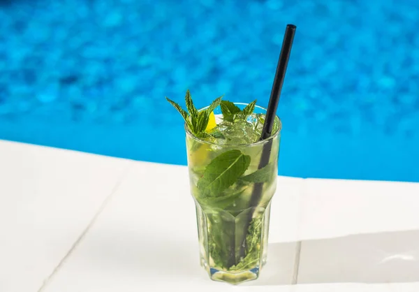 Vértes Mojito Koktél Üveg Helyezni Medence — Stock Fotó