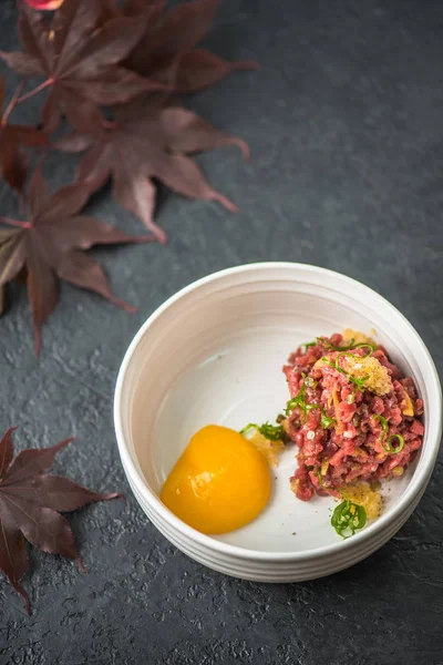 Aperitivo Tártaro Con Yema Huevo Servido Tazón Blanco Sobre Fondo — Foto de Stock