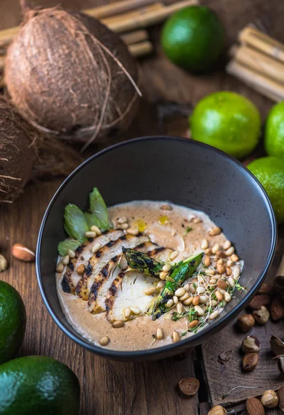 Thaicremesuppe Mit Fleisch Nüssen Und Gemüse Schwarzer Schüssel Auf Holztisch — Stockfoto