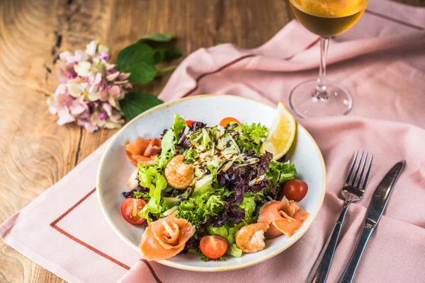 Frischer Gemüse Und Fischsalat Schüssel Auf Rosa Stoff Mit Glas — Stockfoto