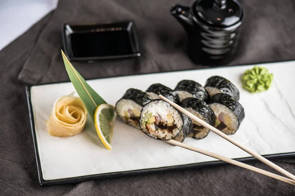 Rollo Sushi Japonés Servido Bandeja Sobre Tela Gris — Foto de Stock