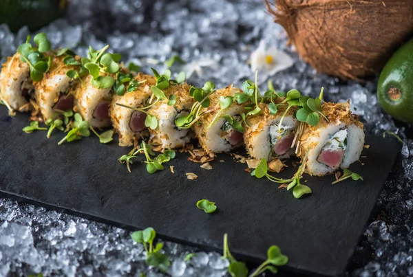 Japon suşi roll barut buz ile servis