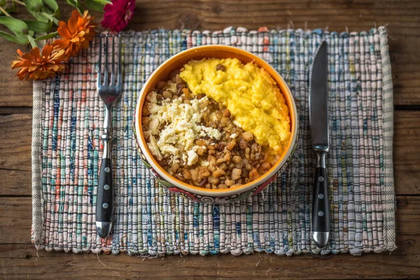 Tigela Batata Com Cogumelos Bacon Frito Tapete Rústico Mesa Madeira — Fotografia de Stock