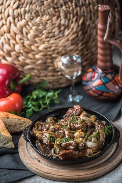 Gebratenes Fleisch Und Gemüse Der Pfanne Auf Holzbrett Mit Orientalischem — Stockfoto