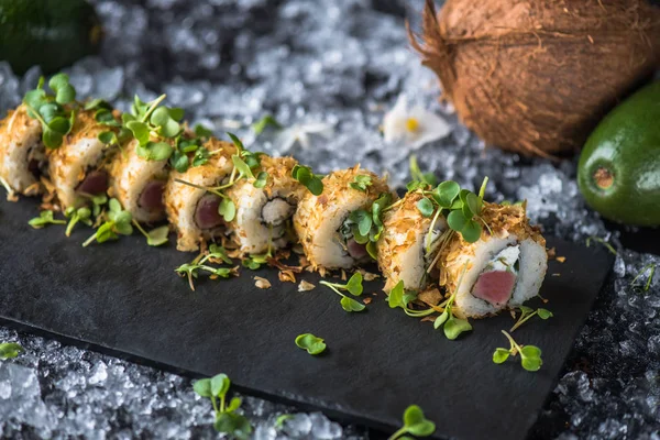 Japon suşi roll barut buz ile servis