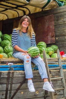 kamyon çilek yığınından karpuz seçerek gülümseyen genç kadın