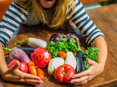 ahşap masada taze sebze yığını sarılma kadın