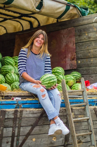 Uśmiechnięta Młoda Kobieta Wybiera Arbuza Stosu Jagód Ciężarówce — Zdjęcie stockowe