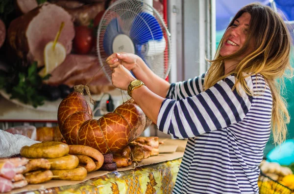 Woman Buying Cold Smoked Meats Farmer Market 스톡 사진