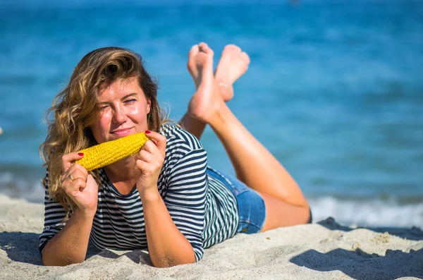 Pozytywne Kobieta Leżąc Plaży Jedzenie Kukurydzy Cob — Zdjęcie stockowe