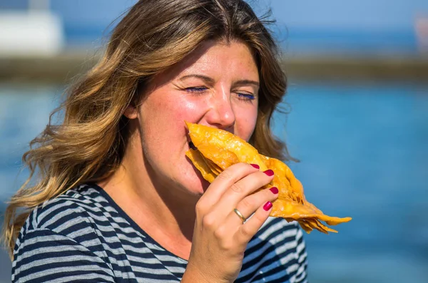 Portret Kobiety Jedzenie Baklava Nad Morzem — Zdjęcie stockowe
