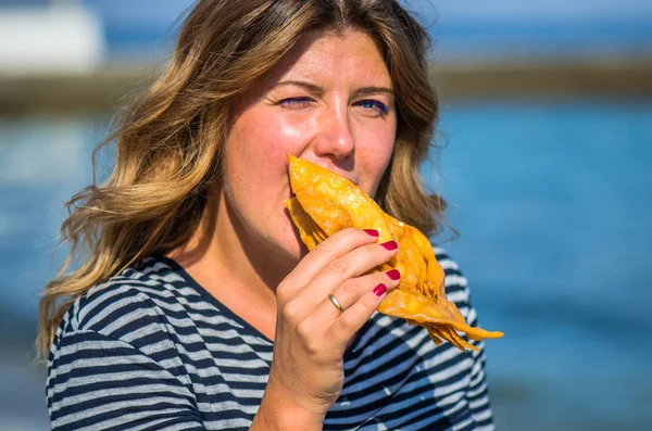 Portret Kobiety Jedzenie Baklava Nad Morzem — Zdjęcie stockowe