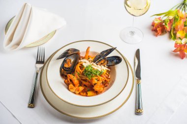 Plaka restoran beyaz tablo üzerinde deniz ürünleri çanak