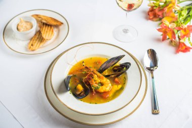 Plaka restoran beyaz tablo üzerinde deniz ürünleri çanak