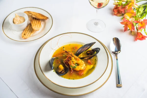 Plaka restoran beyaz tablo üzerinde deniz ürünleri çanak