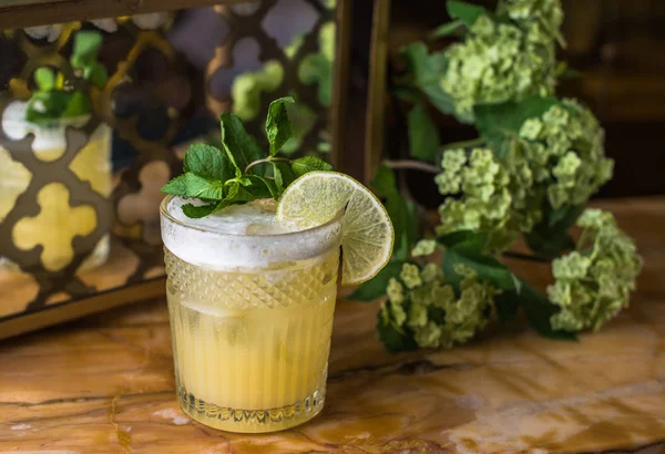 Vista Ravvicinata Della Bevanda Con Limone Foglie Menta Vetro — Foto Stock