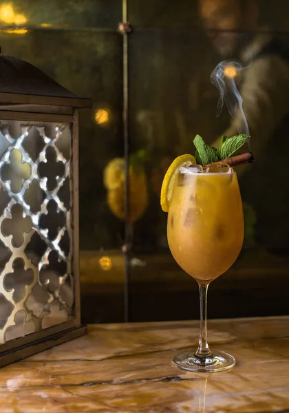 Vergrote Weergave Van Glas Met Heerlijke Cocktail Met Citroen Kaneel — Stockfoto