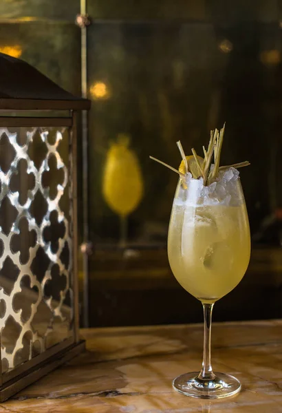 Nahaufnahme Von Glas Mit Köstlichem Gelben Cocktail Mit Eiswürfeln Auf — Stockfoto