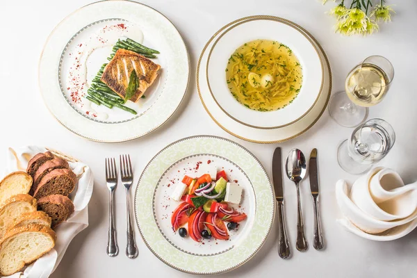 Abendessen Restaurant Mit Suppe Salat Und Hauptfluch Auf Weißem Tisch — Stockfoto