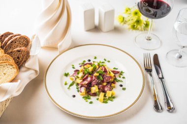Taze salata ile et plaka restoran beyaz tablo üzerinde devam eder