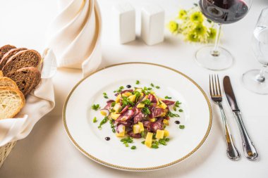 Taze salata ile et plaka restoran beyaz tablo üzerinde devam eder