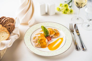 Plaka restoran kadeh beyaz şarap ile beyaz tablo üzerinde lezzetli aperatif servis