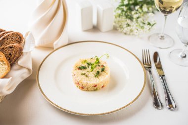 Restoranda beyaz arka plan üzerinde tabakta sebze paella bölümünü