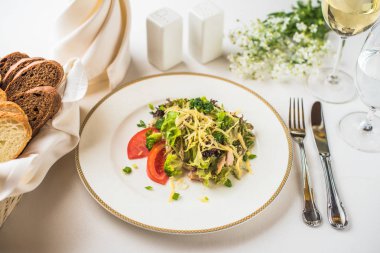 Restoranda beyaz arka plan üzerinde tabakta servis taze sebze salatası