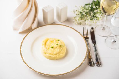 Püresi patates garnitür restoranda beyaz masada plaka üzerinde servis