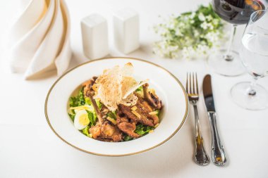 Et ve beyaz masa Restaurant'ta tabakta servis kruton salatası