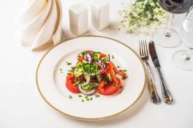 Restoranda beyaz arka plan üzerinde tabakta servis taze sebze salatası