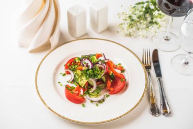 Restoranda beyaz arka plan üzerinde tabakta servis taze sebze salatası