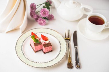 gurme tatlı çilek, çiçek ve çay masasında görmek