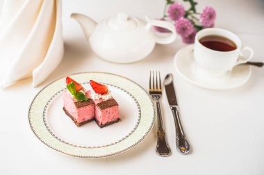 gurme tatlı çilek, çiçek ve çay masasında görmek