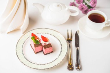 gurme tatlı çilek, çiçek ve çay masasında görmek