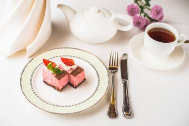 gurme tatlı çilek ve çay ile yakından görmek tablo