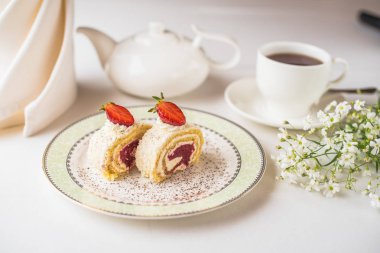 reçel ve çilek, çiçek ve çay ile lezzetli tatlılar yakından görmek rulo