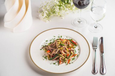 Sebzeli Makarna restoranda beyaz masada plaka üzerinde servis