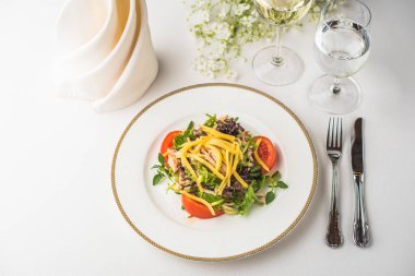 Beyaz masa Restaurant'ta tabakta servis taze sebze salatası