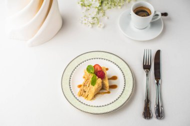 lezzetli tatlı kek çilek ve kahve masasında görmek