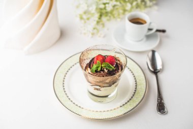 lezzetli tatlı çilek cam ve kahve ile yakından görmek tablo