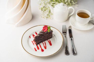 lezzetli çikolatalı kek Ahududu ve çay ile yakından görmek tablo