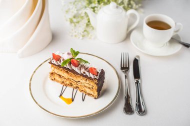 lezzetli kek çilek ve tabloda çay yakından görmek