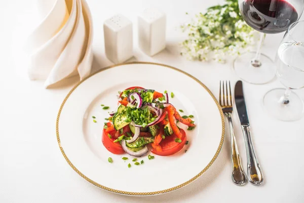 Frischer Gemüsesalat Auf Teller Auf Weißem Hintergrund Restaurant Serviert — Stockfoto