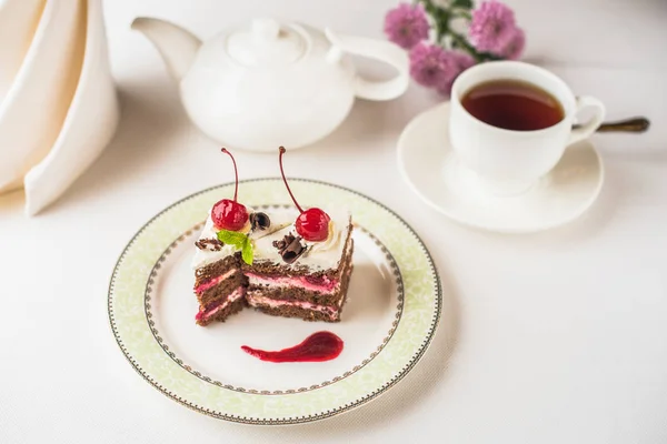 Delicioso Bolo Doce Com Cerejas Prato Flores Xícara Chá Mesa — Fotografia de Stock