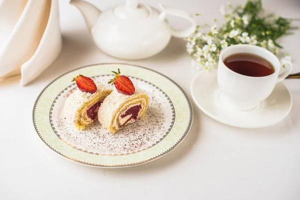 Detailní Pohled Sladkostí Rohlíky Marmeládou Jahody Květiny Šálek Čaje — Stock fotografie