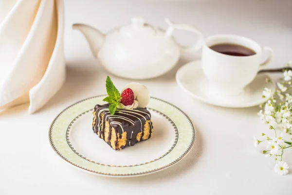 Vista Perto Deliciosa Sobremesa Chocolate Com Framboesa Banana Flores Xícara — Fotografia de Stock