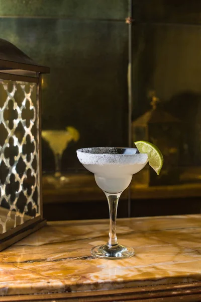 Close Beeld Van Glas Met Heerlijke Cocktail Margarita Donkere Achtergrond — Stockfoto