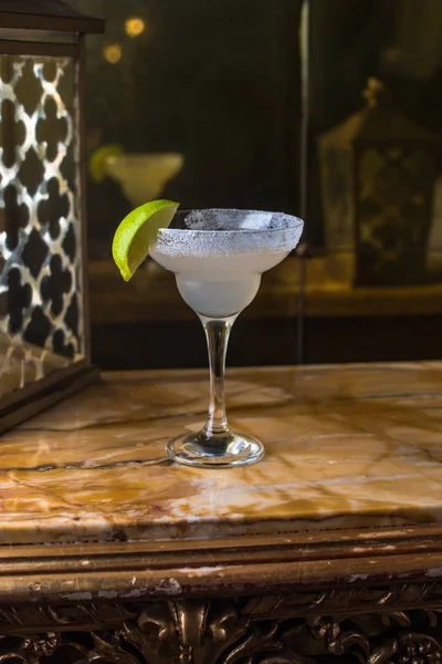 Nahaufnahme Des Glases Mit Leckerem Margarita Cocktail Auf Dunklem Hintergrund — Stockfoto